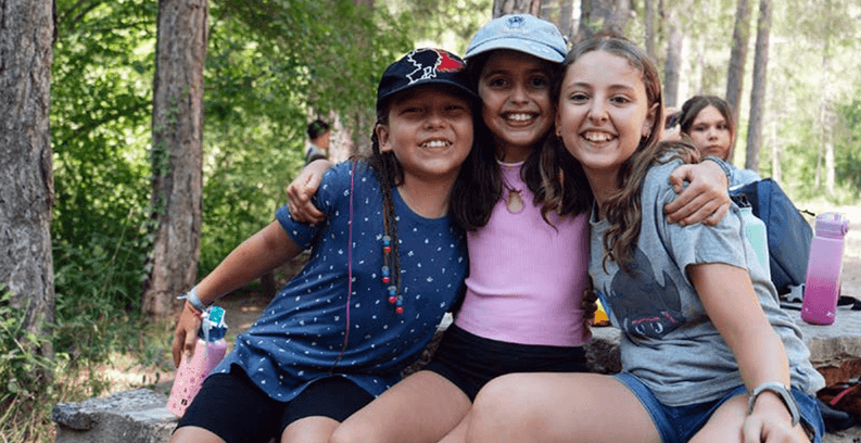 Juegos en equipo en un viaje de fin de curso en el campamento de Alto Tajo